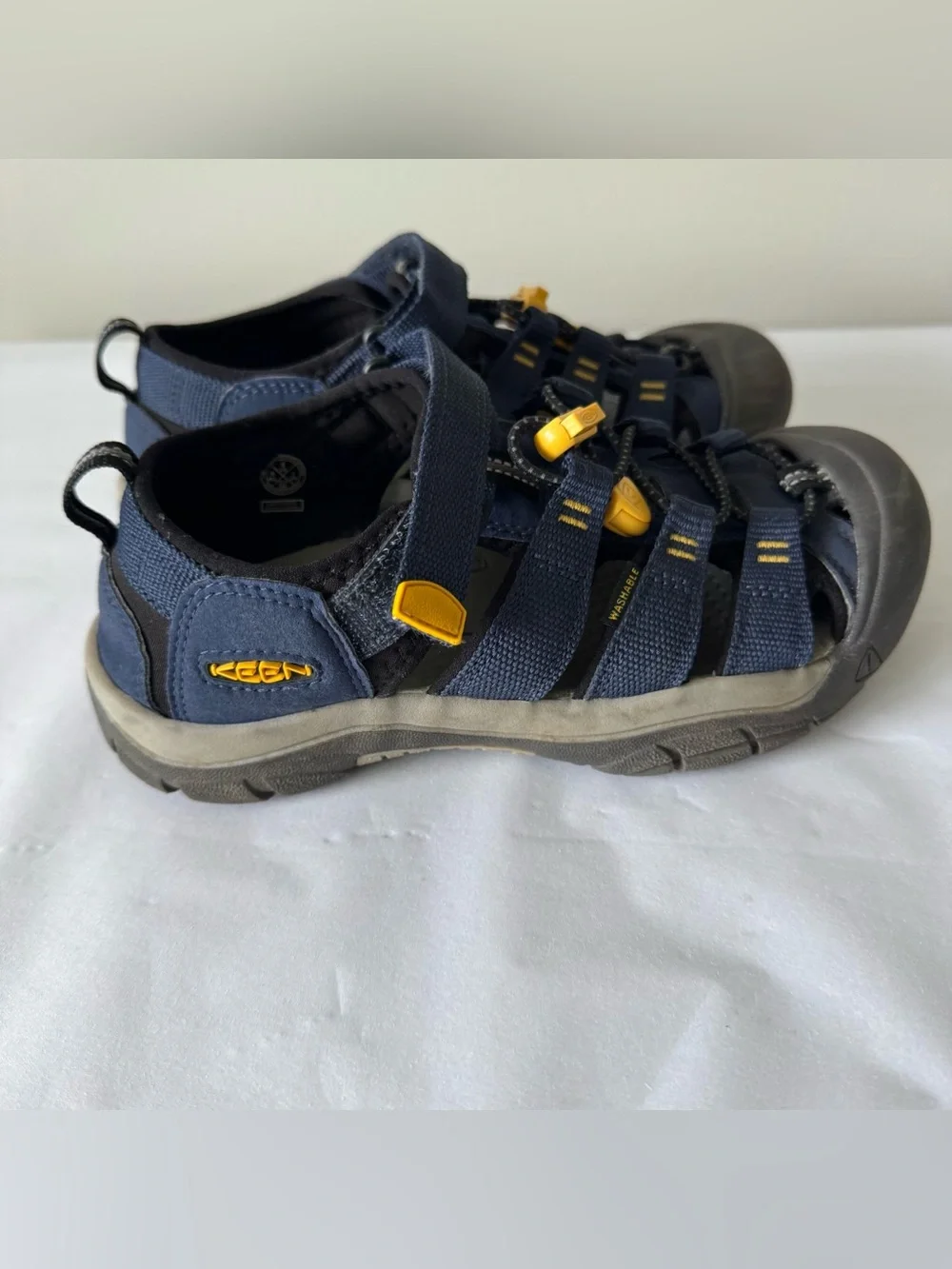 KEEN Size 4 Big Boys Blue Sandals